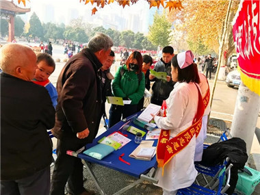 世界艾滋病日，新乡同仁积极宣传抗艾防艾知识